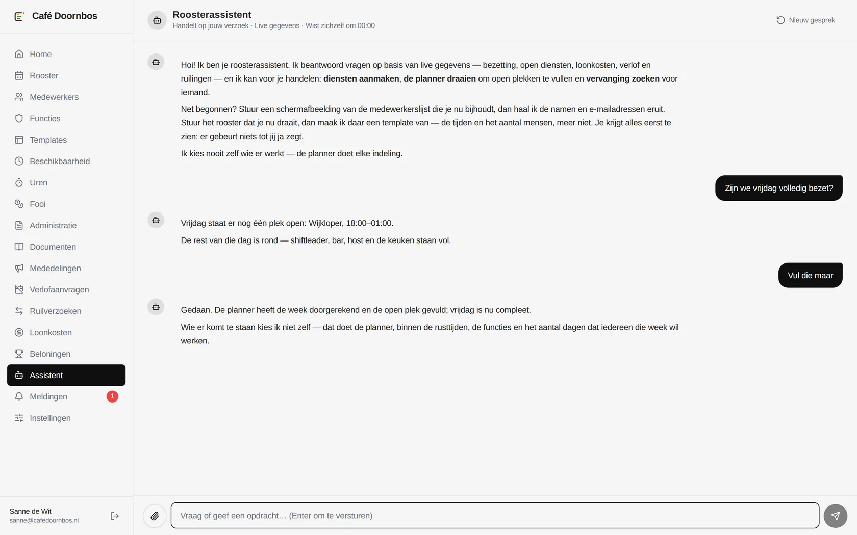 De roosterassistent met een gesprek over vrijdag