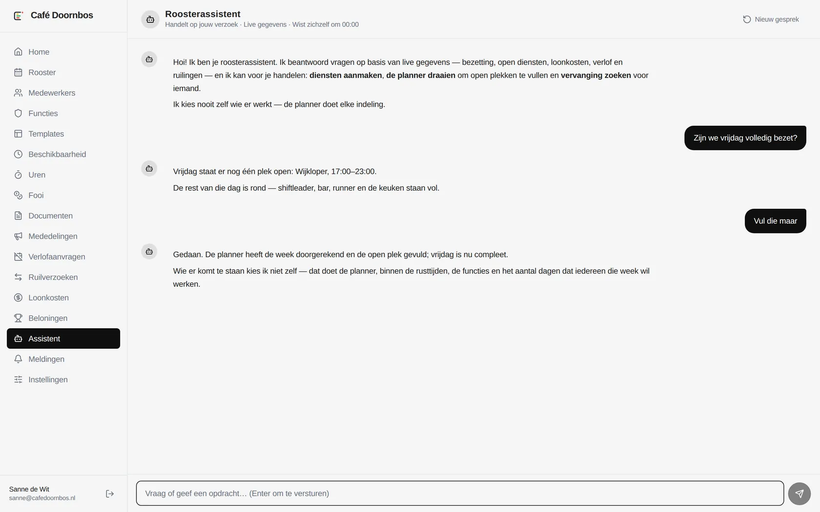De roosterassistent beantwoordt een vraag en vult de open plek